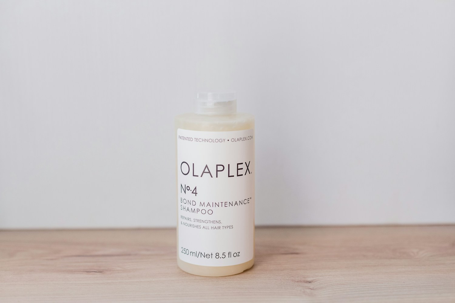 Olaplex Nº.4 BOND MAINTENANCE™ STRENGTHENING SHAMPOO FULL SIZE 250 ml